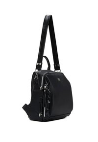 Sac à épaule en cuir noir avec un panneau latéral texturé brillant, une bandoulière ajustable et des accroches en argent, mettant en avant un détail de fermeture éclair proéminent.