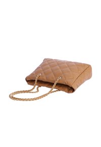 Bolso marrón acolchado hecho de cuero sintético, con una correa de cadena dorada y un detalle de logo. La forma es rectangular con una textura suave.