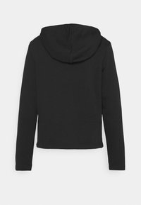 Haut à capuche noir avec une poche kangourou, des manches longues et un cordon de serrage. Fabriqué à partir d'un tissu doux et texturé avec une coupe décontractée.