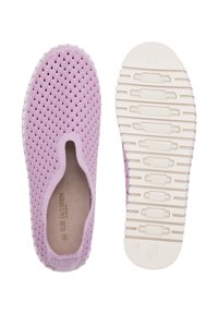 Scarpe slip-on viola chiaro con un design testurizzato che ricorda le squame, dotate di una suola in gomma flessibile e una forma aerodinamica.