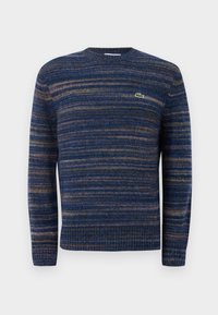 Maglione a maniche lunghe a righe in tonalità di blu, marrone e grigio con un piccolo logo di coccodrillo verde sul lato sinistro del petto.
