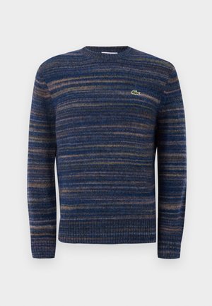 Maglione a maniche lunghe a righe in tonalità di blu, marrone e grigio con un piccolo logo di coccodrillo verde sul lato sinistro del petto.
