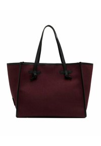 Sac fourre-tout rectangulaire rouge foncé avec des poignées et des finitions noires, doté de détails de sangle nouée de chaque côté.