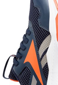 Scarpa sportiva blu con tessuto a rete, dettagli arancioni e particolari riflettenti argento. Include una superficie testurizzata e chiusura con lacci.