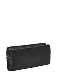 Bolsa de cuero negro con una textura suave, forma rectangular, cierre superior con cremallera y diseño minimalista, con herrajes plateados.