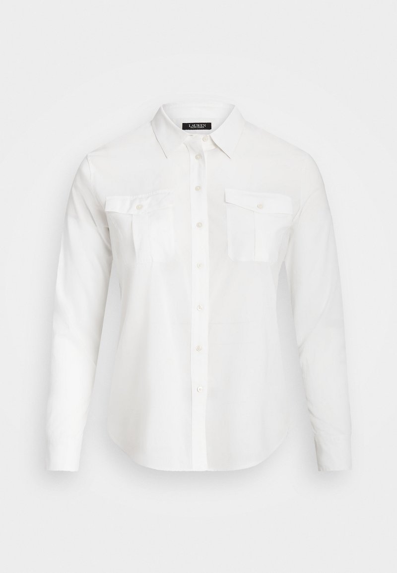 Vit skjorta med knappar i slät tyg, med krage, långa ärmar och två fickor med lock fram. Klassisk design, skräddarsydd passform.