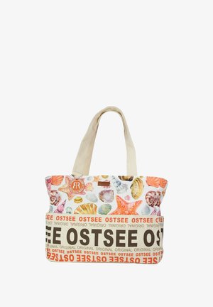 Canvas draagtas met een schelpenpatroon in pastelkleuren, crèmekleurige handvatten en 'OSTSEE' gedrukt in vette oranje en bruine tekst.
