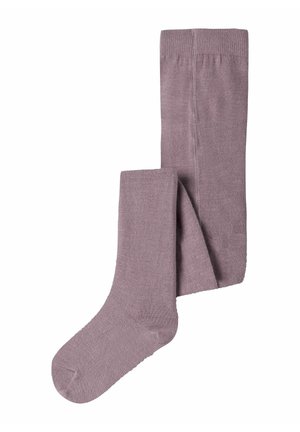 Une paire unique de chaussettes tricotées unies de couleur mauve, posées à plat avec une chaussette pliée sur l'autre sur fond blanc.