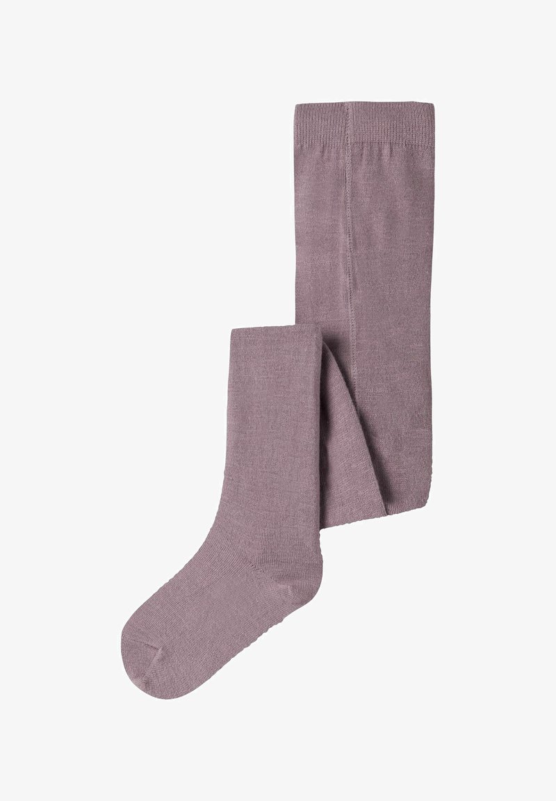 Une paire unique de chaussettes tricotées unies de couleur mauve, posées à plat avec une chaussette pliée sur l'autre sur fond blanc.