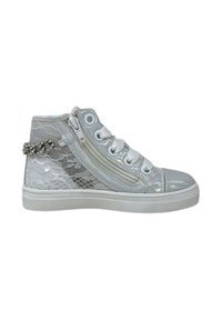 Sneaker alta bianca con texture metallica dei lacci, dettagli argentati, zip laterale e catena decorativa sul tallone. Suola spessa in gomma bianca.