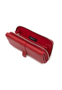 Rode leren portemonnee met een gespikkelde structuur, ritsvaksluiting en een drukknoop. Interieur met kaartslots en een merklabel.