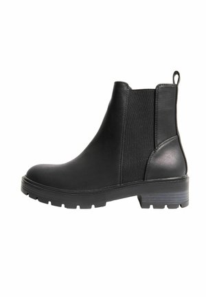 Mustat Chelsea-nilkkurit, joissa on elastiset sivupaneelit, pyöreä kärki, paksu kumipohja ja kestävä kanta. Valmistettu teksturoidusta synteettisestä nahasta.