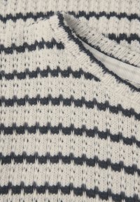 Strickpullover mit weißem Grund und navyblauen horizontalen Streifen, strukturiertem Muster und rundem Halsausschnitt.