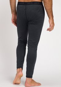 Herren Thermoleggings in dunkelgrau, aus weichem, strukturiertem Material. Mit einem schwarzen elastischen Taillenbund mit Branding.