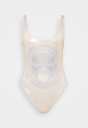 Uimapuku yhdellä palalla vaaleanbeige-kankaasta, jossa on keskeinen hopeinen Medusa-embleemi ja kreikkalainen avainreuna. Sileä pinta ja pyöreä pääntie.