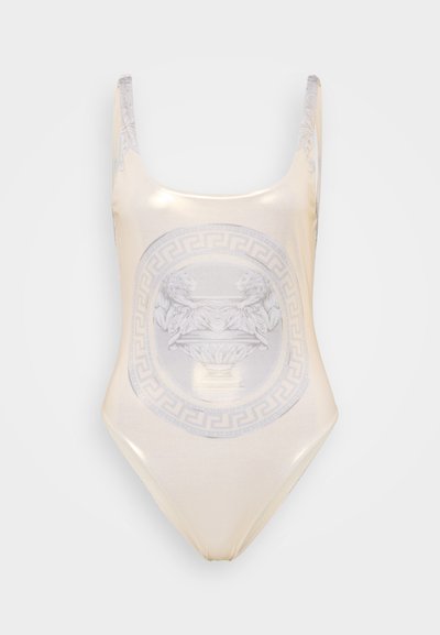 Viengabojamais peldkostīms gaiši bēšā audumā, ar centrālo sudraba Medūzas emblemu un grieķu atslēgu apmalēm. Gluda tekstūra un izgriezums ar apaļu kaklu.