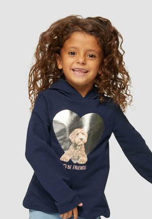 Granatowy hoodie z błyszczącą srebrną grafiką serca z wizerunkiem psa i napisem "Zostańmy przyjaciółmi" poniżej. Miękka tkanina i długie rękawy.