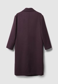 Cappotto lungo di un viola scuro, con un colletto strutturato, taglio dritto e maniche di media lunghezza. Presenta una texture liscia e un dettaglio sulla cucitura posteriore.