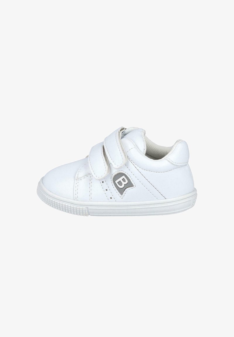 Zapatillas blancas hechas de material sintético con dos correas de Velcro, punta redonda, suela de goma texturizada y un logo en el lateral.