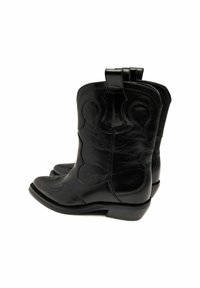 Mustad mustad nahast kauboijalatsid, millel on terav varvas, kõrgendatud õmblus ja dekoratiivsed aksessuaarid varrel. Paksed kontsad ja tõmblukud on kaasas.