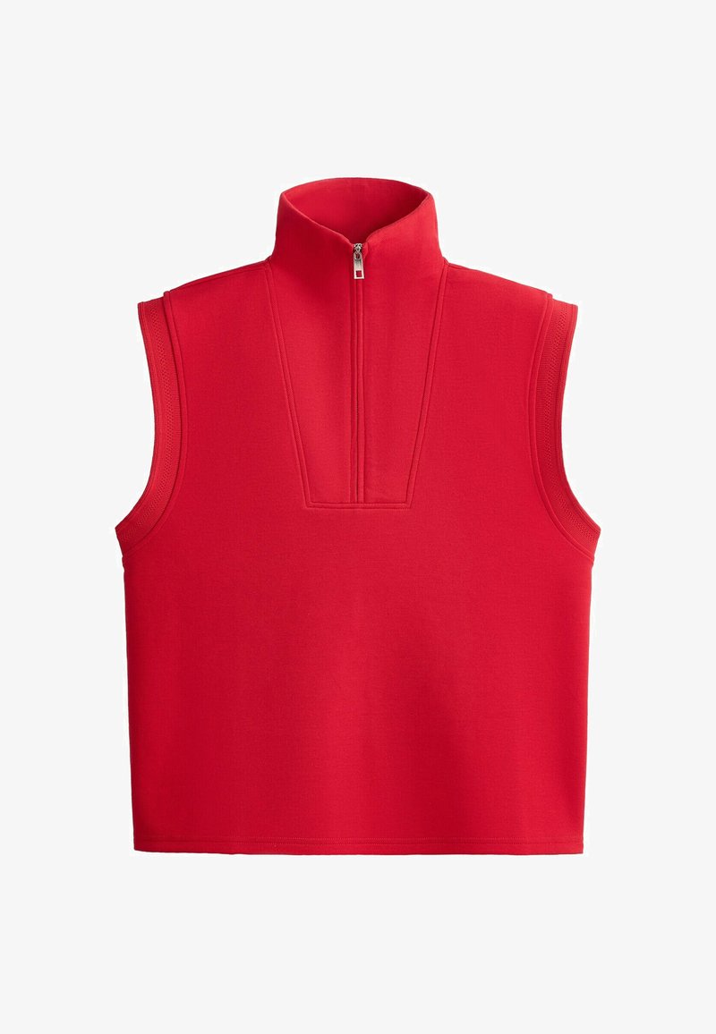 Gilet rouge sans manches avec col montant et fermeture demi-zip sur le devant, en tissu lisse, présenté sur fond blanc uni.