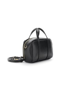 Borsa a mano rettangolare nera in pelle con zipper dorato, doppi manici superiori e tracolla lunga rimovibile arrotolata accanto su sfondo bianco.