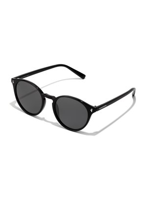 Gafas de sol ovaladas negras con lentes oscuros. Fabricadas en plástico, cuentan con un marco elegante y brazos afilados. Acentuadas con un logo en el lateral.