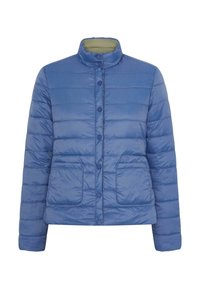 Lichtblauwe pufferjack met een kraag, knopen aan de voorkant, twee opgestikte zakken en een horizontale gevoerde structuur. Interieurbekleding zichtbaar.