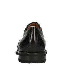 Zapato de vestir negro de cuero con textura de cocodrilo, punta redonda y una suela de goma negra resistente, visto desde la parte trasera.
