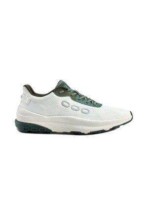 Scarpa sportiva bianca a profilo basso con accenti verde scuro, suola texturizzata e chiusura con lacci, mostrata di lato su sfondo bianco.