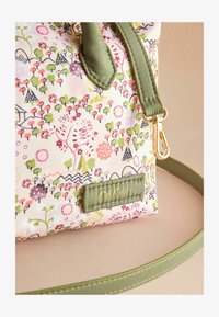 Kijelölve, pink tiny town