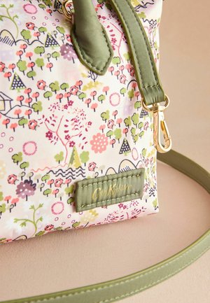 Handtasche aus Stoff mit Blumenmuster, in den Farben Pink, Grün und Lila; mit einem grünen Tragegurt und goldfarbenen Beschlägen mit Markenlabel.