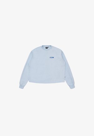 Hellblaues Langarm-Sweatshirt mit Rundhalsausschnitt, das ein kleines blaues Grafiklogo auf der Brust und gerippte Bündchen aufweist. Weiche Stofftextur.