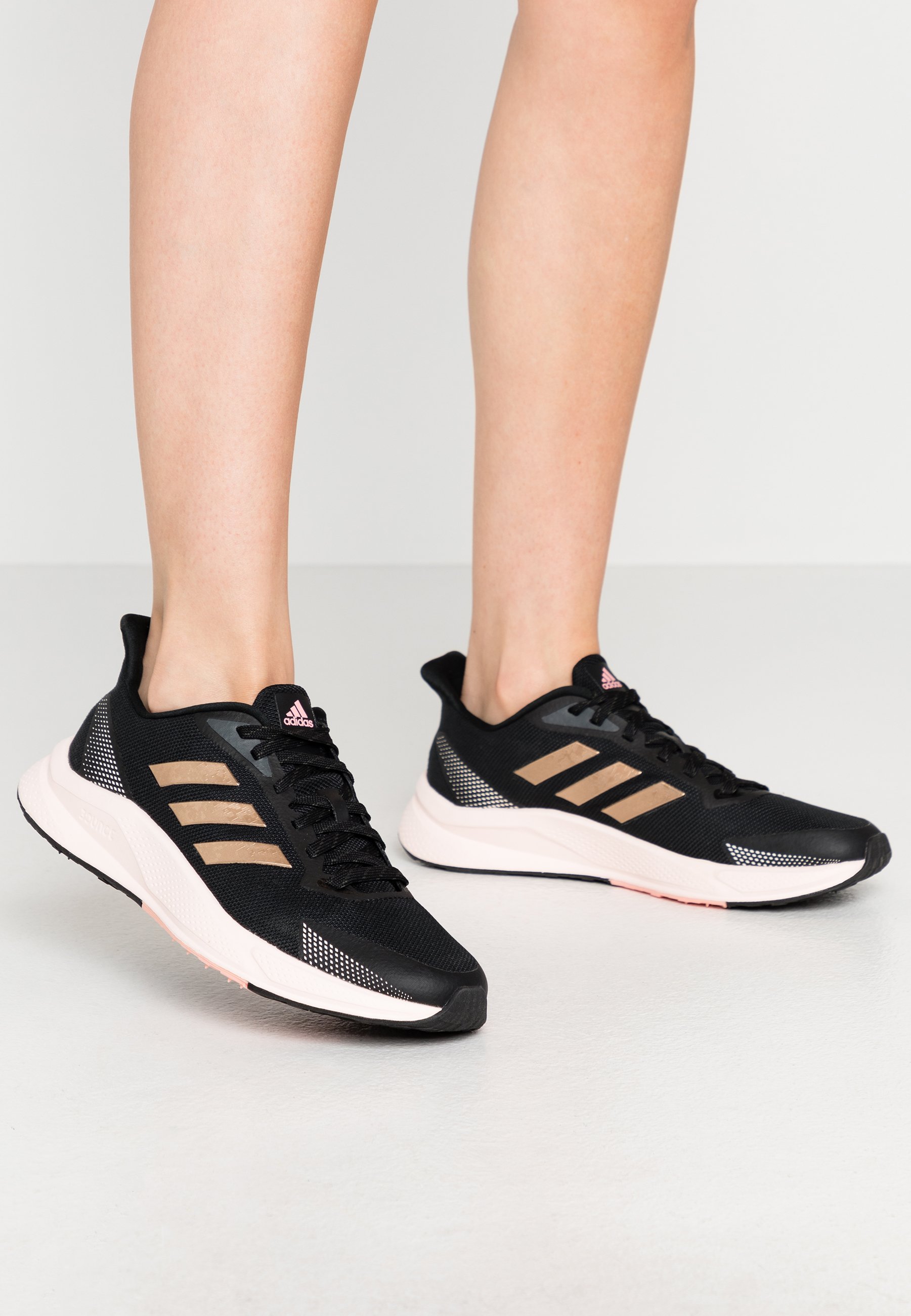 Svarte adidas Sneakers | Sko til Dame | Sneakers og sko på adidas Originals SLEEK Joggesko core blacksuper pink