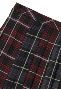 Close-up van geplooide stof met een zwart, rood, paars en witte tartanruitpatroon.