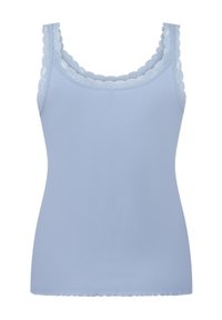 Lichtblauw tanktop van ribstof. Kenmerkt zich door een geschulpte kantafwerking langs de halslijn en schouderbanden, met een glad, onversierd lijfje.