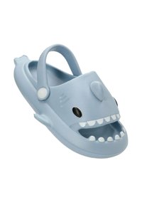 Zapatilla temática de tiburón en azul claro, hecha de plástico flexible, con un diseño moldeado, ojos negros, dientes afilados y una correa trasera para un ajuste seguro.