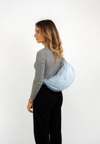Larkson SOLVEIG MEDIUM HALF MOON - Borsa a tracolla - ice blue