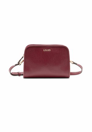 Borsa in pelle color mogano con forma rettangolare, chiusura con zip, logo dorato, tracolla removibile e superficie testurizzata.