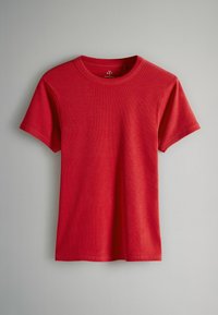 Rotes kurzärmliges, geripptes Baumwoll-T-Shirt mit Rundhalsausschnitt, flach auf einem hellgrauen Hintergrund ausgelegt.