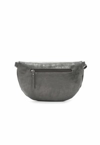 Borsa a mano in pelle grigia con forma arrotondata, tasca frontale con zip e tracolla regolabile. Presenta una superficie liscia e un design minimalista.