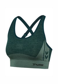 Ciemnozielony sportowy biustonosz z krzyżowanymi ramiączkami na plecach, teksturowanymi detalami materiału i logo „hummel” na dolnej opasce.