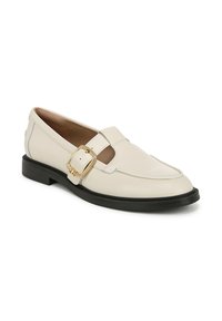 Mocassins en cuir de couleur crème avec un accent de boucle dorée, un bout arrondi et une semelle en caoutchouc noire à profil bas. Détail de couture minimal.