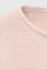 Helles rosa Strickgewebe mit einer strukturierten, gewebten Musterung, versehen mit einem gerippten Rundhalsausschnitt, glatter Oberfläche und weichem Erscheinungsbild.