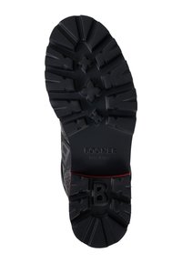 Schwarze Gummisohle eines Schuhs mit tiefen, kantigen Profilmustern, die ein Logo-Design und einen roten Akzent entlang des Randes aufweisen.