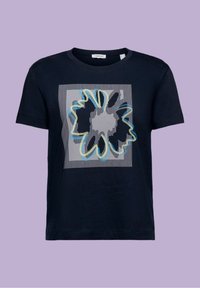 T-shirt noir à manches courtes avec un graphique carré de formes abstraites noires et grises, entourées de lignes ondulées jaunes et bleues sur le devant.
