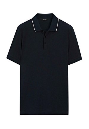 Granatowa koszulka polo z miękkiego materiału, z plisą na trzy guziki, krótkimi rękawami i białym obszyciem wokół kołnierza.