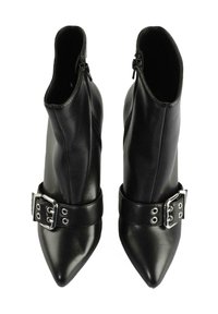 Melnas ādas potītes zābaki ar norādītām purngaliem, kas aprīkoti ar plašu sprādzi un sānu rāvējslēdzēju, kas nodrošina ērtu uzvilkšanu.