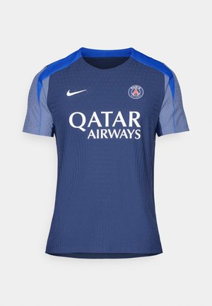 Temno modra športna majica s kratkimi rokavi in okroglo ovratnikom, z izrazitimi svetlo modrimi detajli, logotipom Nike in belim napisom "Qatar Airways".