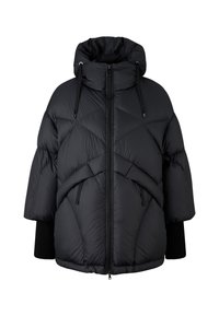 Sort dunjakke med høj hals, justerbar hætte, lynlås og to forlommer. Designet har et quiltet mønster.